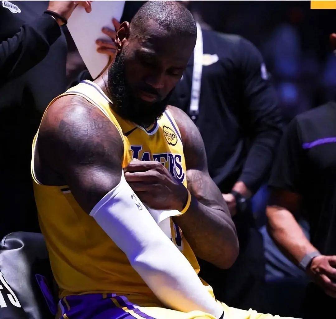 包含詹姆斯在湖人比赛中重返赛场，最后时刻胜出引发热议！再创辉煌时刻的词条