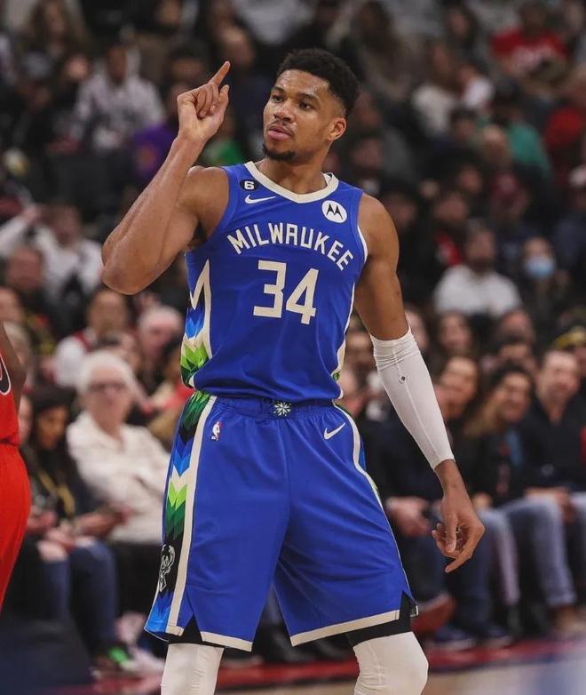 字母哥迎来三赛季出色发挥,SKT观众热烈欢呼!热度持续攀升 字母哥迎来三赛季出色发挥,SKT观众热烈欢呼!热度持续攀升