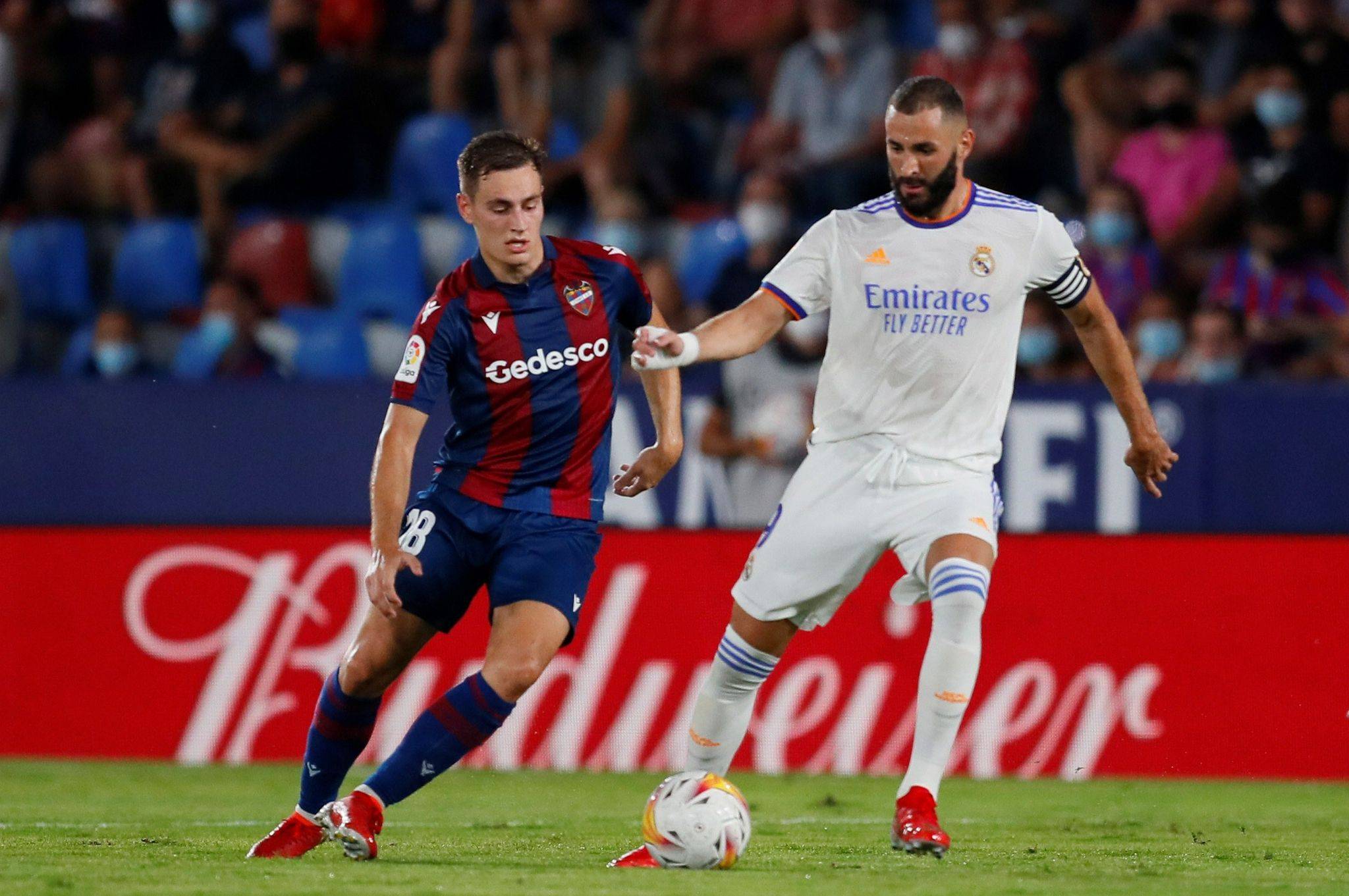  窗口期突围战来临，皇家马德里围绕欧冠主帅复盘，气氛紧张，细节决定成败